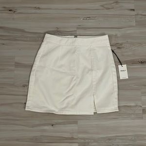 Fitted white skirt